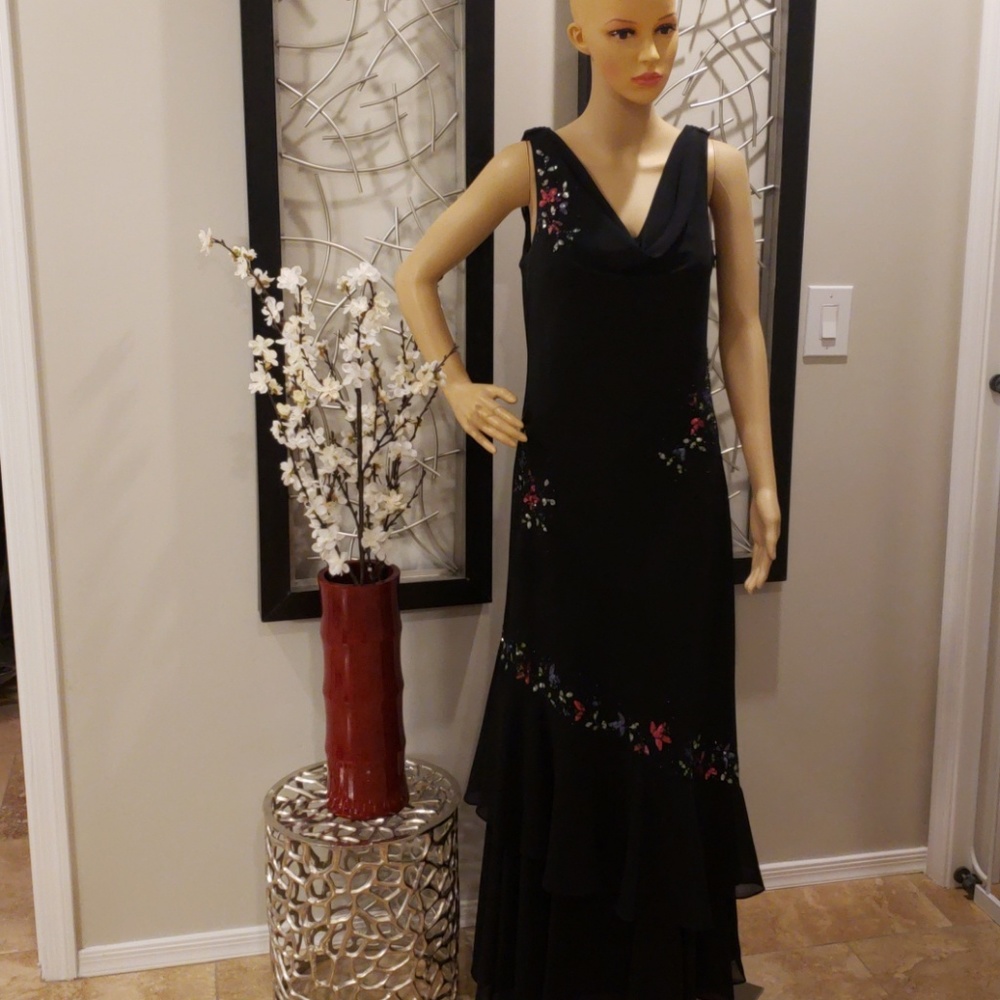 ELEGANT FORMAL GOWN FOR ANY SPECIAL OCCASION!
